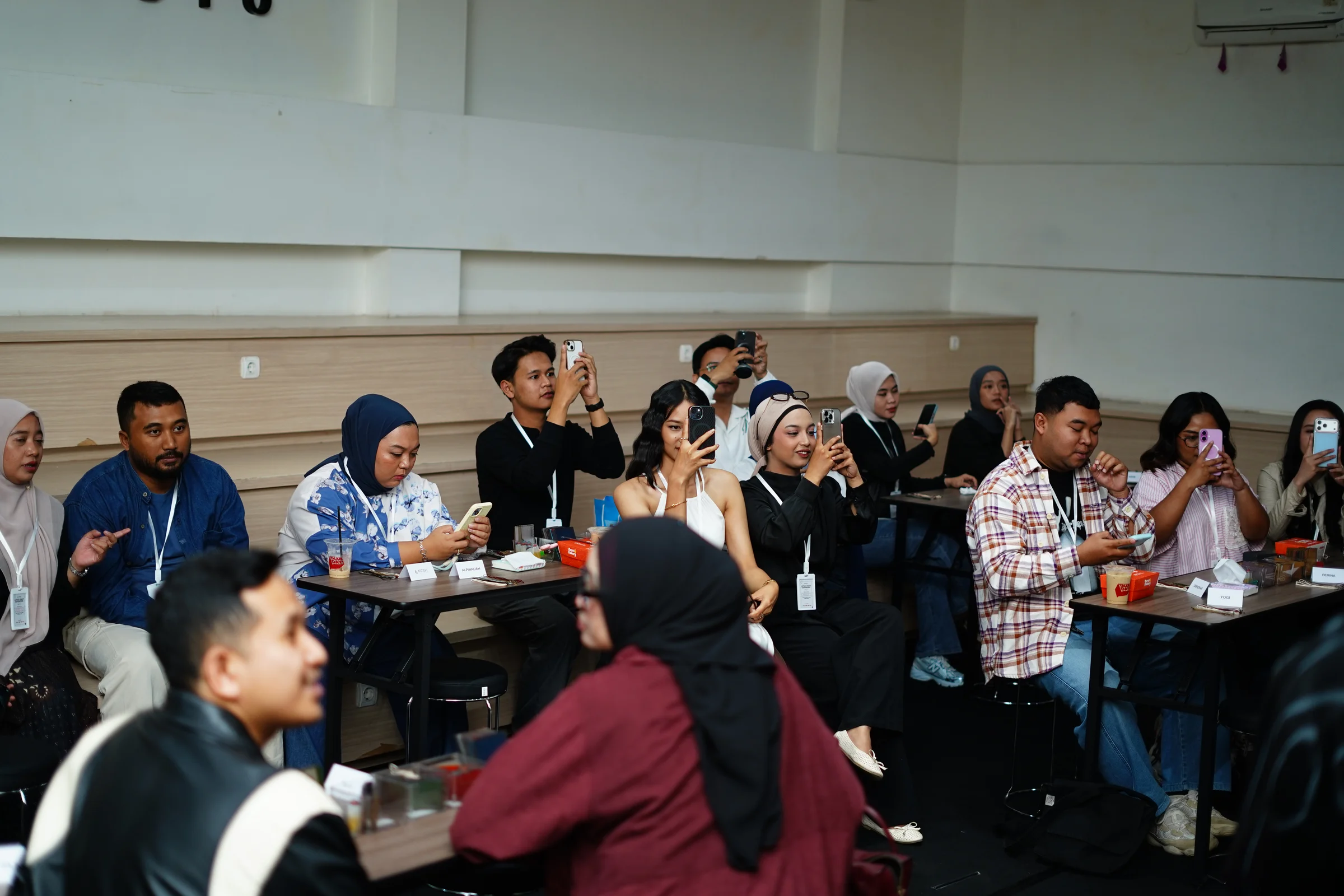 Peserta workshop menyimak dan merekam sesi pembukaan di Astiga Studio