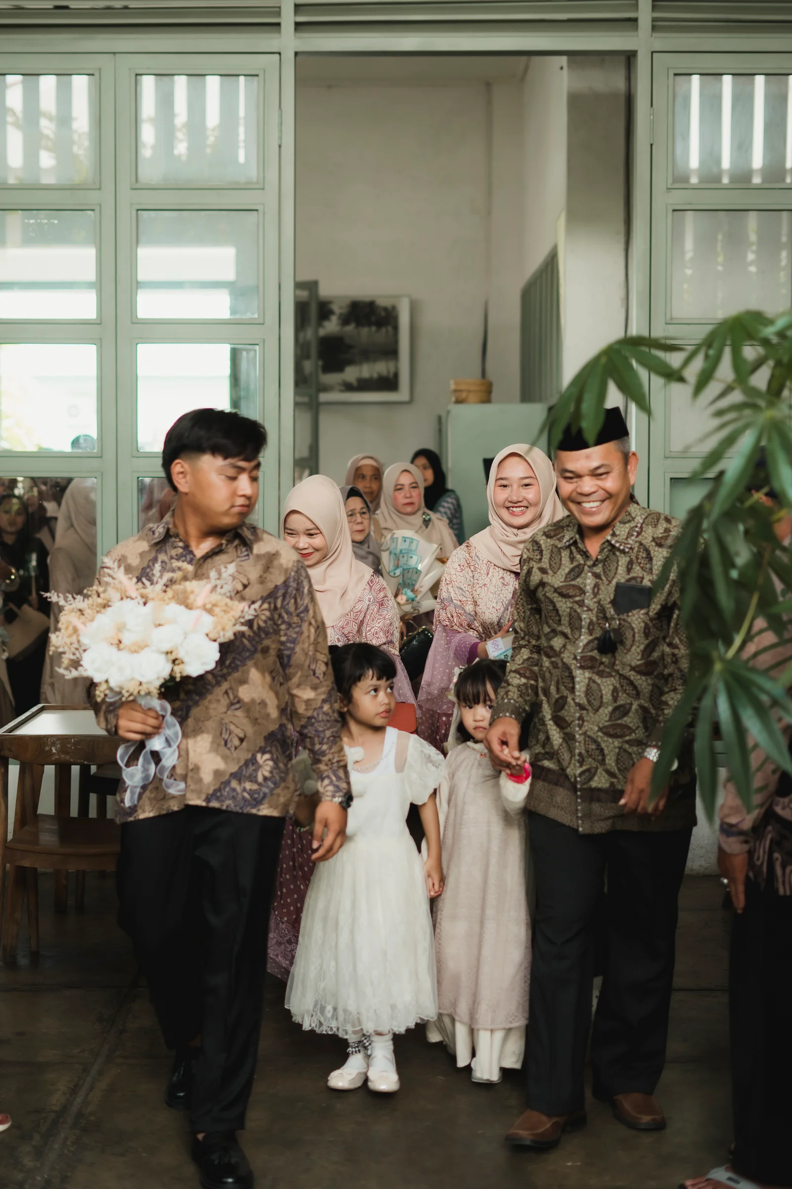 Calon mempelai pria Imam & keluarga memasuki venue membawa seserahan