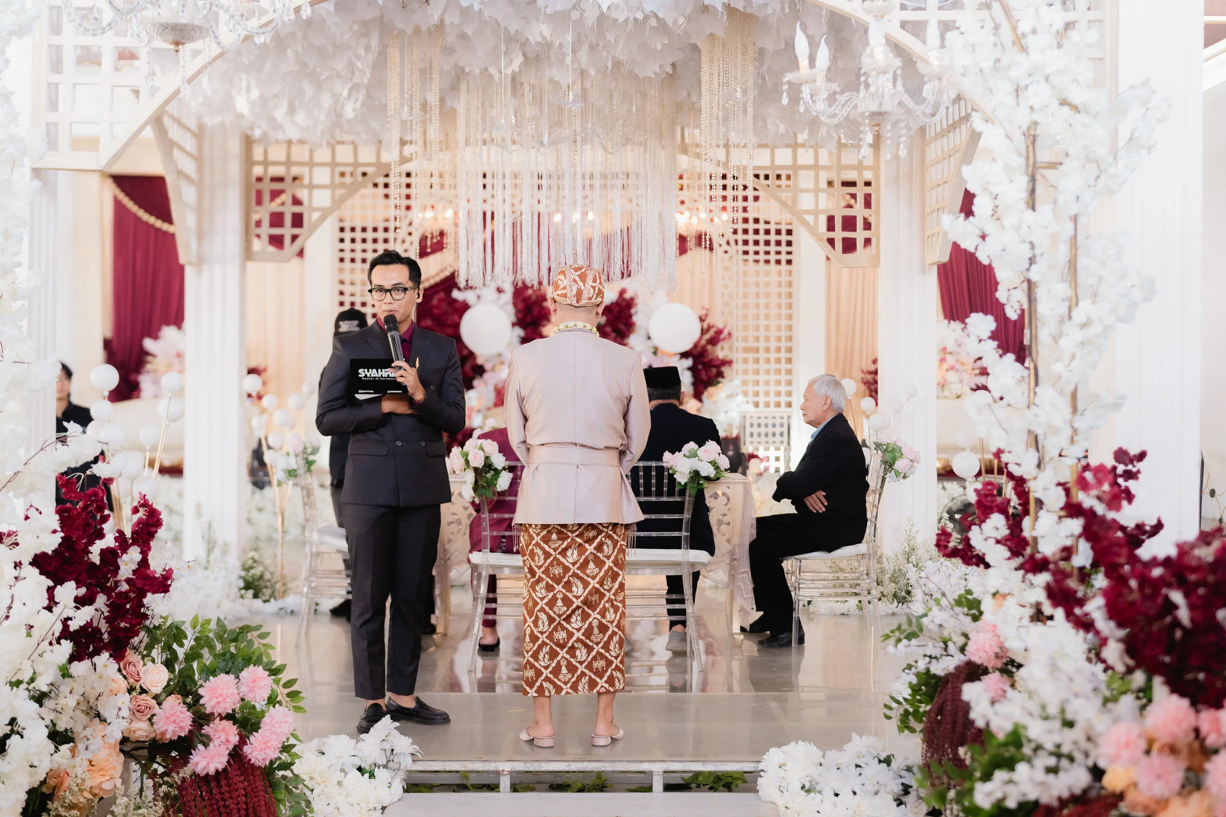 MC Syahril membuka prosesi akad nikah khidmat di depan meja saksi