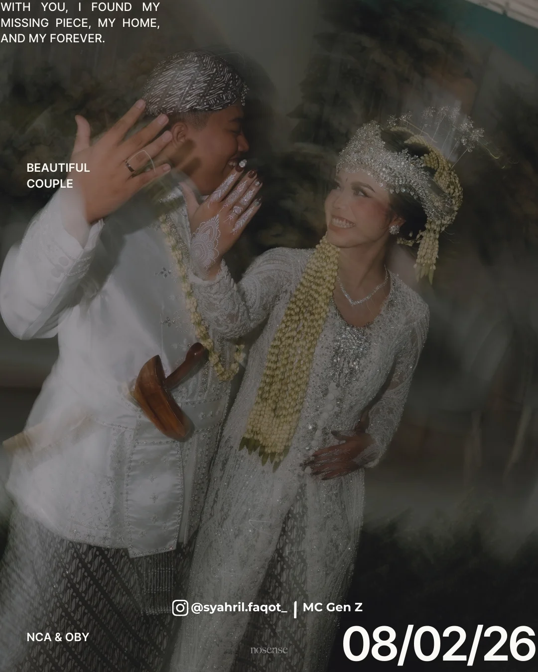 Poster potret mempelai memperlihatkan cincin kawin dan henna putih